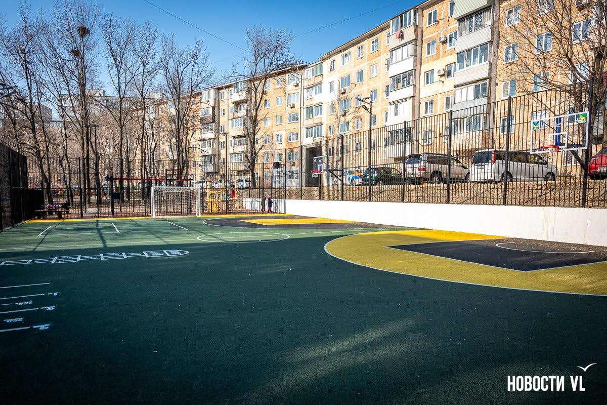 Во Владивостоке за год переделали 10 хоккейных коробок в многофункциональные спортивные комплексы