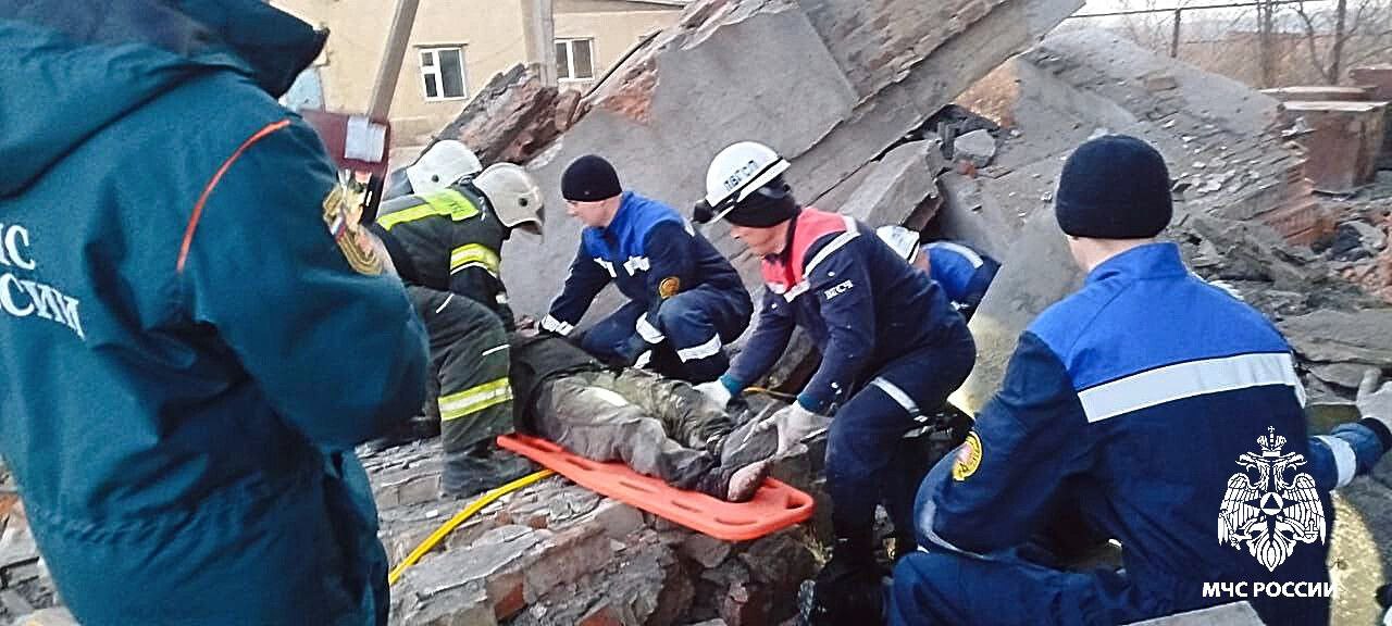 При обрушении здания в Липовцах мужчину придавило котлом