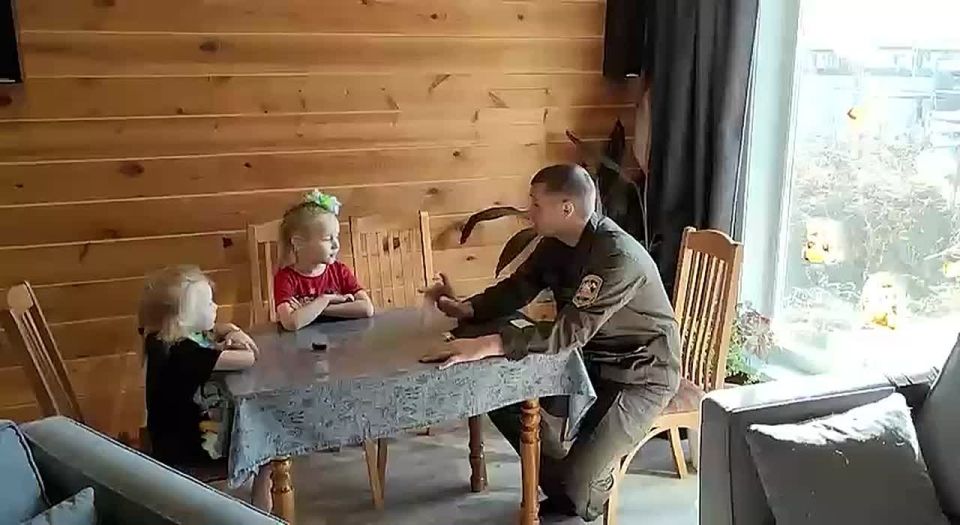 В многодетной семье Приморья пожарные установили дымовые датчики