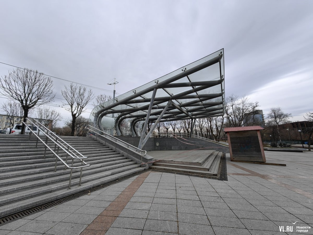 Вместо обещанного ремонта у сцены перед Домом молодёжи во Владивостоке поставили деревянную будку Вместо обещанного ремонта у сцены перед Домом молодёжи во Владивостоке поставили деревянную будку