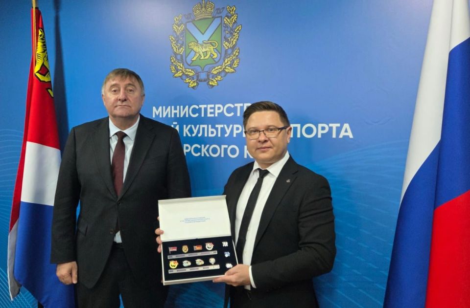 В спортивном ведомстве края состоялась рабочая встреча министра спорта Приморья Жана Кузнецова и руководителя региональных проектов объединения «Диалог-Конверсия» Алексей Романов