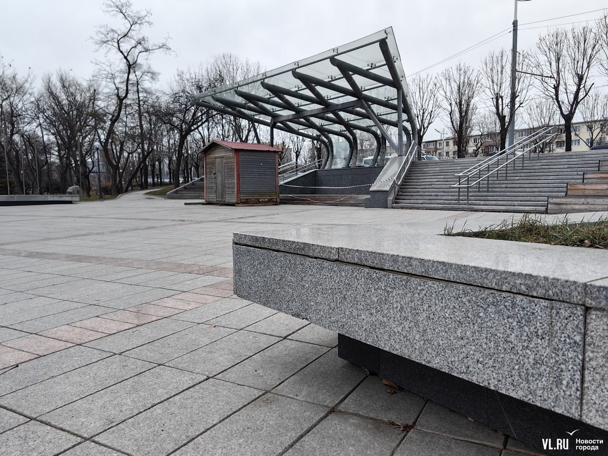 Вместо обещанного ремонта у сцены перед Домом молодёжи во Владивостоке поставили деревянную будку Вместо обещанного ремонта у сцены перед Домом молодёжи во Владивостоке поставили деревянную будку