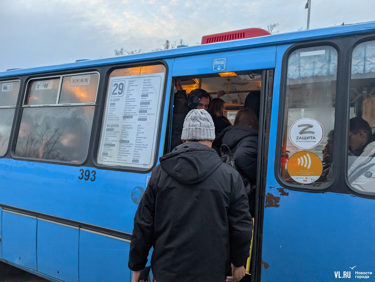 Студенты ДВФУ продолжают ездить на Русский остров в забитых автобусах или вскладчину на такси Студенты ДВФУ продолжают ездить на Русский остров в забитых автобусах или вскладчину на такси