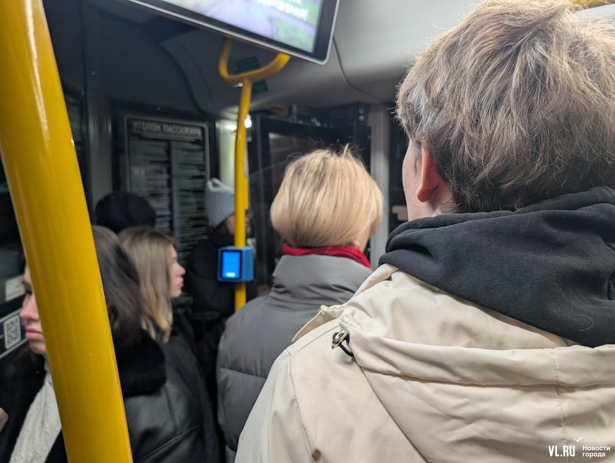 Студенты ДВФУ продолжают ездить на Русский остров в забитых автобусах или вскладчину на такси Студенты ДВФУ продолжают ездить на Русский остров в забитых автобусах или вскладчину на такси