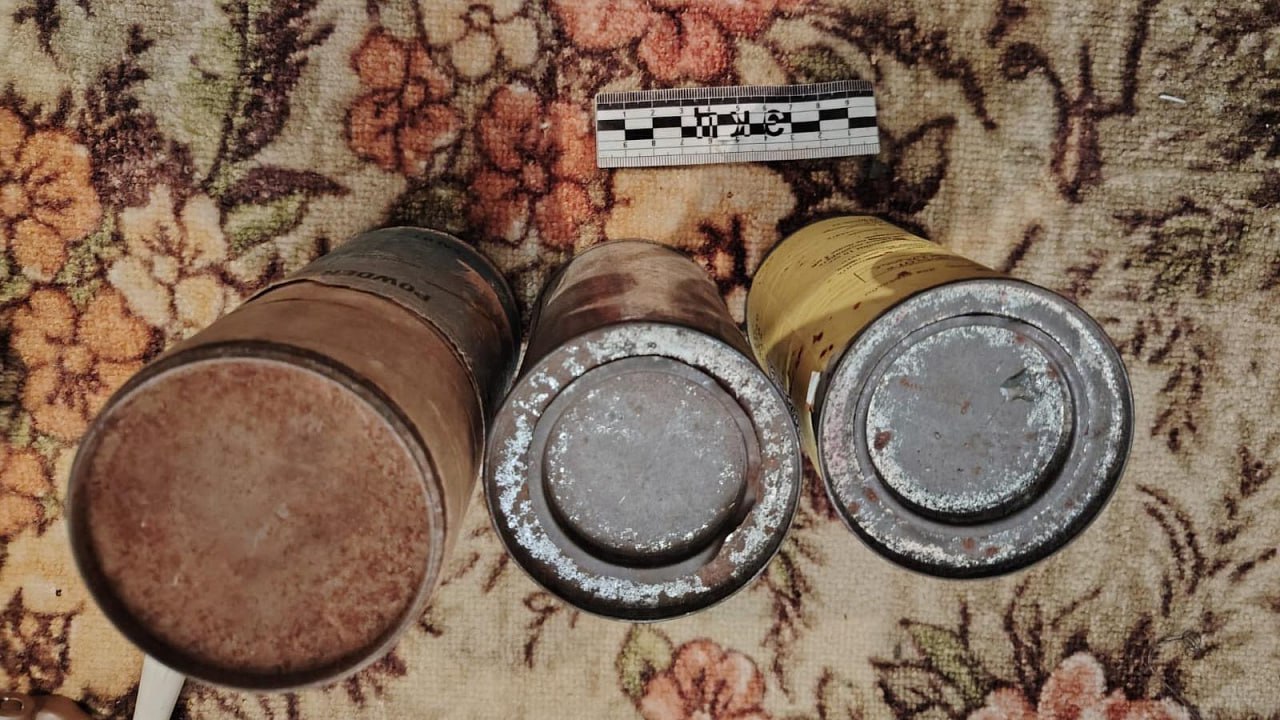 Житель Хабаровского края уличён оперативниками в незаконном хранении запалов гранат, пороха и патронов Житель Хабаровского края уличён оперативниками в незаконном хранении запалов гранат, пороха и патронов