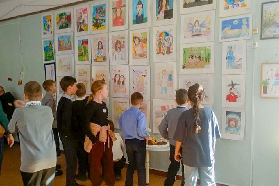В Находке открылась выставка детских работ, посвященных мамам