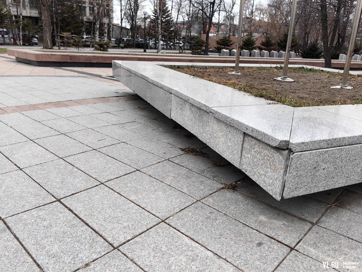 Вместо обещанного ремонта у сцены перед Домом молодёжи во Владивостоке поставили деревянную будку Вместо обещанного ремонта у сцены перед Домом молодёжи во Владивостоке поставили деревянную будку