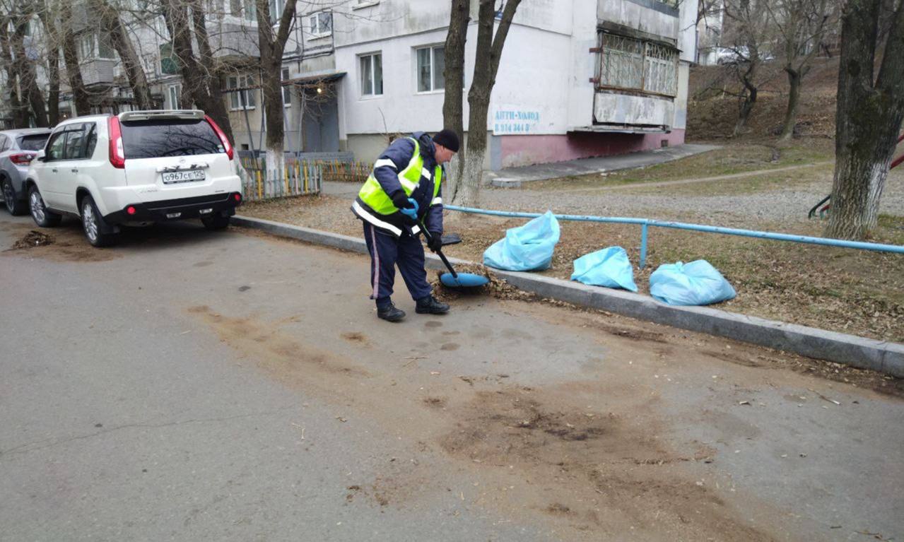 Сегодня во Владивостоке: очистка и восстановление колодцев, установка лееров и дорожных знаков, дорожные работы, демонтаж и санитарная уборка по районам Сегодня во Владивостоке: очистка и восстановление колодцев, установка лееров и дорожных знаков, дорожные работы, демонтаж и санитарная уборка по районам