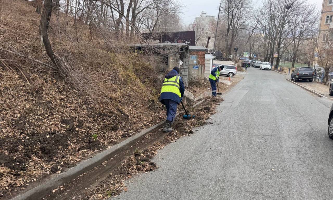 Сегодня во Владивостоке: очистка и восстановление колодцев, установка лееров и дорожных знаков, дорожные работы, демонтаж и санитарная уборка по районам Сегодня во Владивостоке: очистка и восстановление колодцев, установка лееров и дорожных знаков, дорожные работы, демонтаж и санитарная уборка по районам