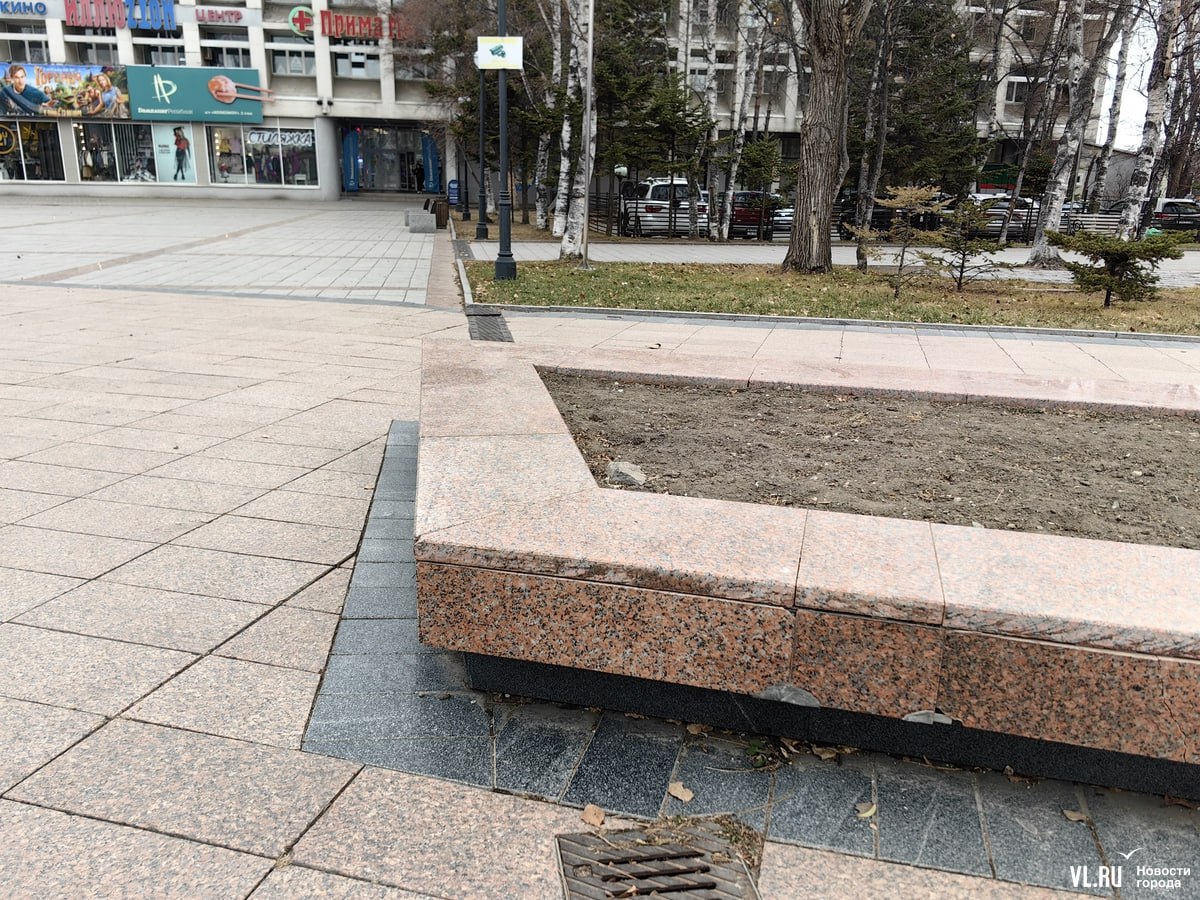 Вместо обещанного ремонта у сцены перед Домом молодёжи во Владивостоке поставили деревянную будку Вместо обещанного ремонта у сцены перед Домом молодёжи во Владивостоке поставили деревянную будку