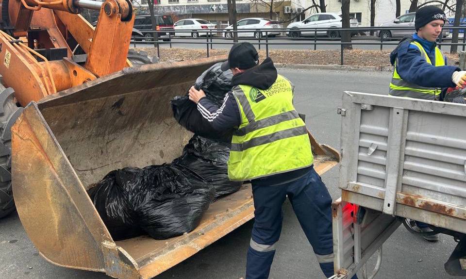 Сегодня во Владивостоке: очистка и восстановление колодцев, установка лееров и дорожных знаков, дорожные работы, демонтаж и санитарная уборка по районам Сегодня во Владивостоке: очистка и восстановление колодцев, установка лееров и дорожных знаков, дорожные работы, демонтаж и санитарная уборка по районам