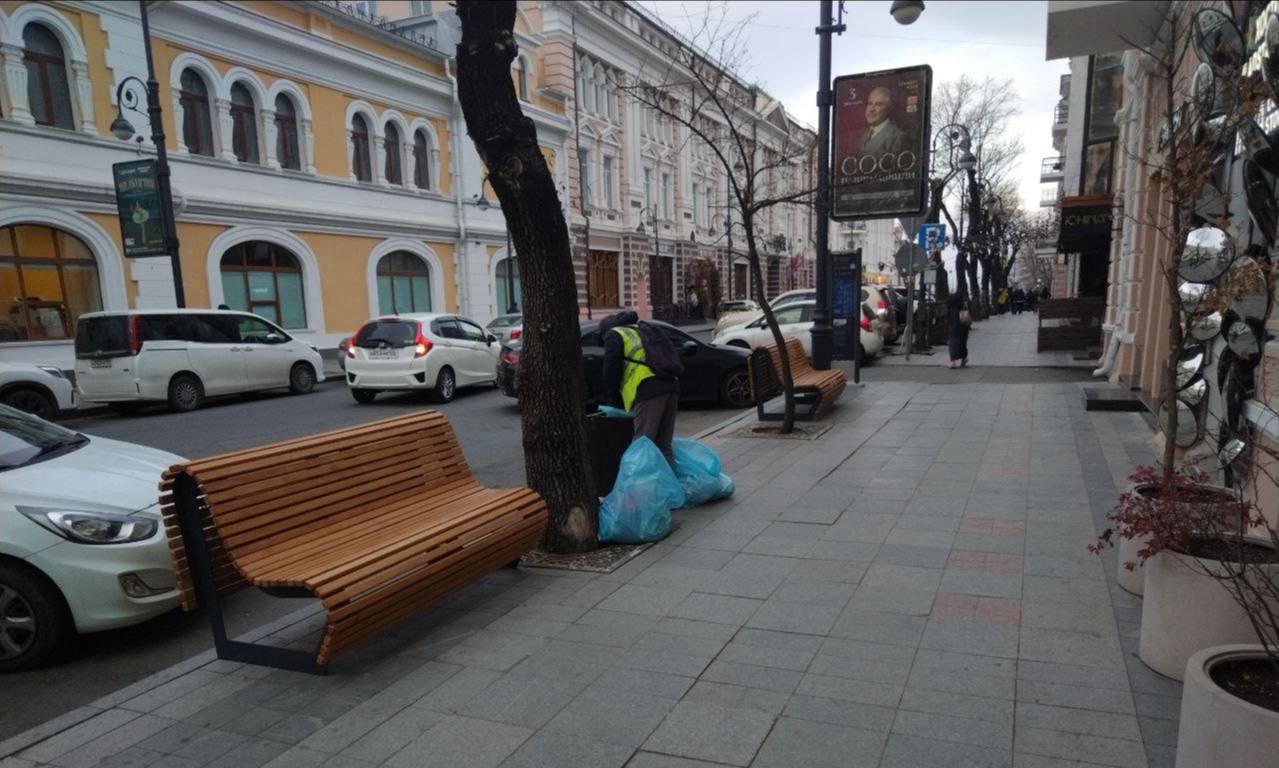 Сегодня во Владивостоке: очистка и восстановление колодцев, установка лееров и дорожных знаков, дорожные работы, демонтаж и санитарная уборка по районам Сегодня во Владивостоке: очистка и восстановление колодцев, установка лееров и дорожных знаков, дорожные работы, демонтаж и санитарная уборка по районам