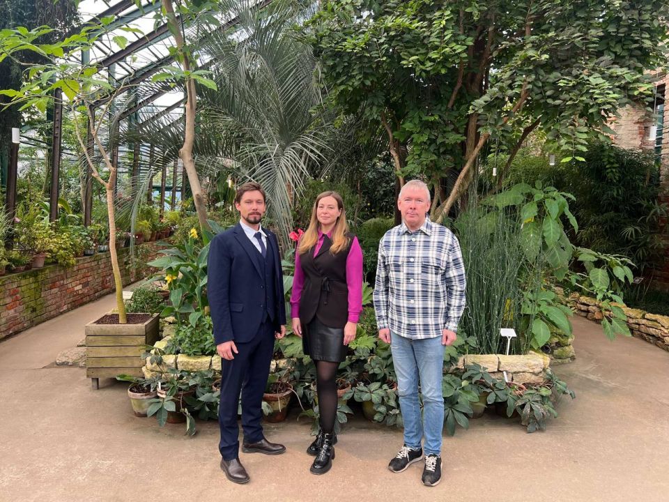 Сегодня председатель Совета Ассоциации парков России, директор по развитию Всероссийского общества охраны природы Алексей Ретеюм провел экскурсию по «Аптекарскому огороду» для почетных гостей и партнеров АПР.