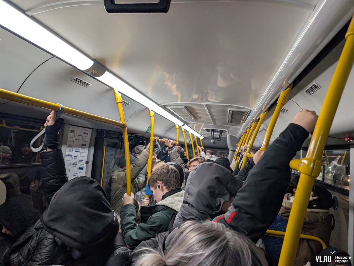 Студенты ДВФУ продолжают ездить на Русский остров в забитых автобусах или вскладчину на такси