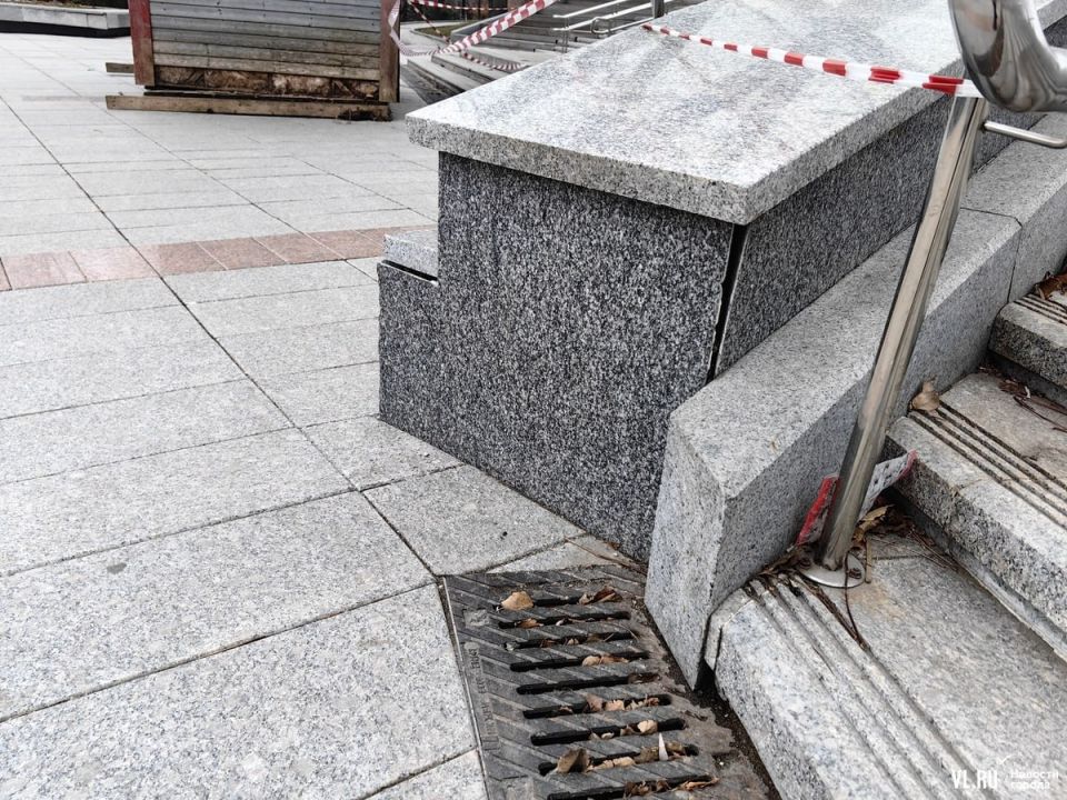 Вместо обещанного ремонта у сцены перед Домом молодёжи во Владивостоке поставили деревянную будку