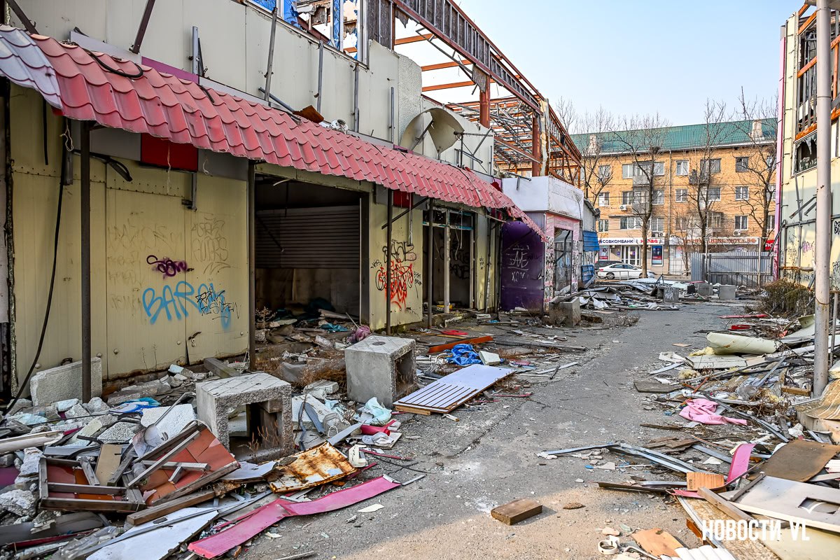 Спортивный рынок во Владивостоке превратился в пустыри с открытым доступом в заброшенные торговые центры Спортивный рынок во Владивостоке превратился в пустыри с открытым доступом в заброшенные торговые центры