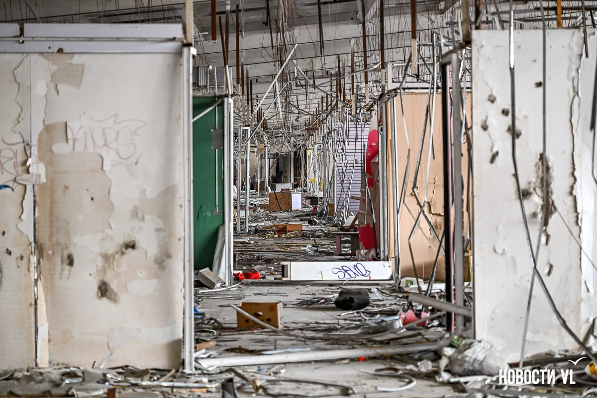 Спортивный рынок во Владивостоке превратился в пустыри с открытым доступом в заброшенные торговые центры Спортивный рынок во Владивостоке превратился в пустыри с открытым доступом в заброшенные торговые центры