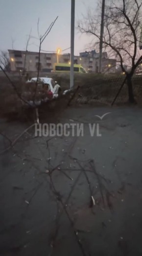 Автомобиль до сих пор лежит на косогоре