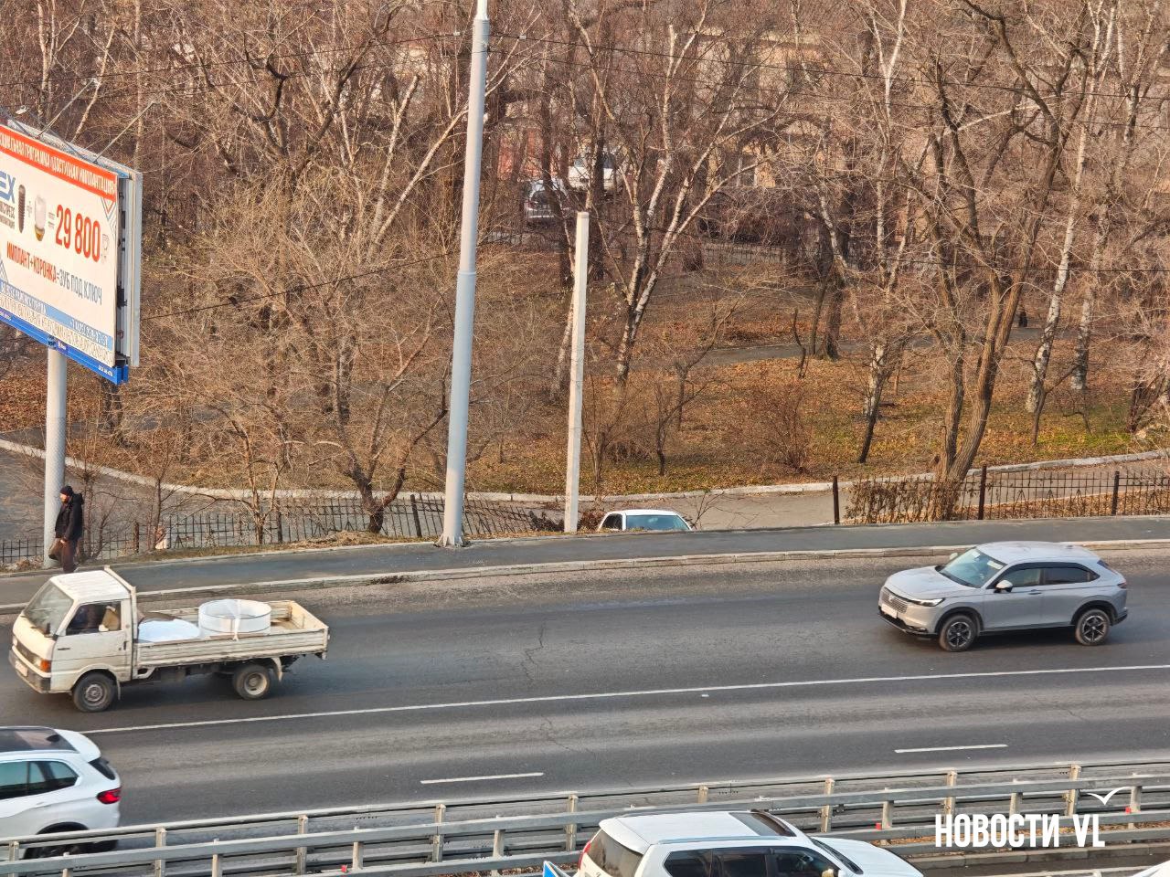 Сегодня ночью на Молодёжной легковушка «улетела» с дороги Сегодня ночью на Молодёжной легковушка «улетела» с дороги