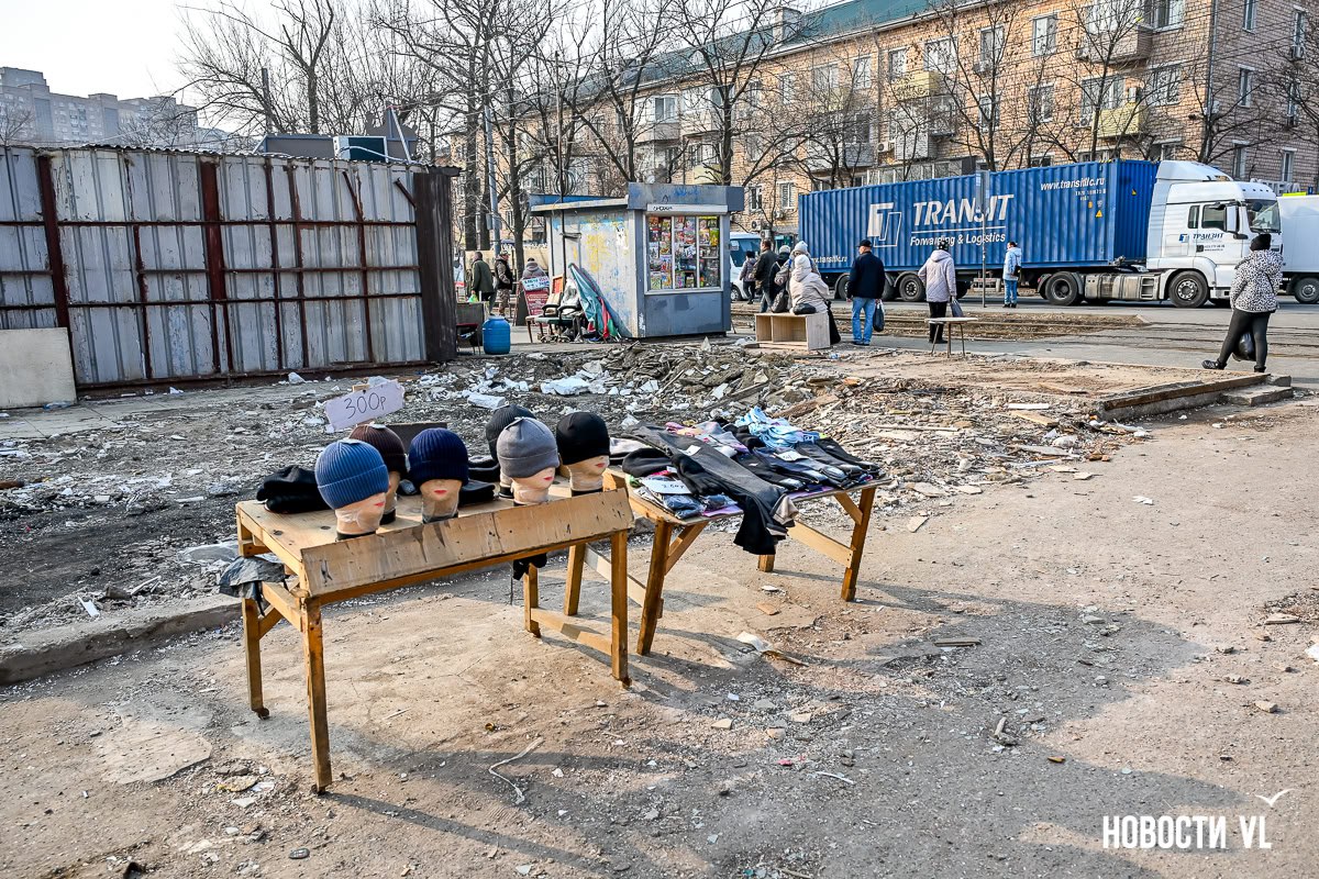 Спортивный рынок во Владивостоке превратился в пустыри с открытым доступом в заброшенные торговые центры Спортивный рынок во Владивостоке превратился в пустыри с открытым доступом в заброшенные торговые центры
