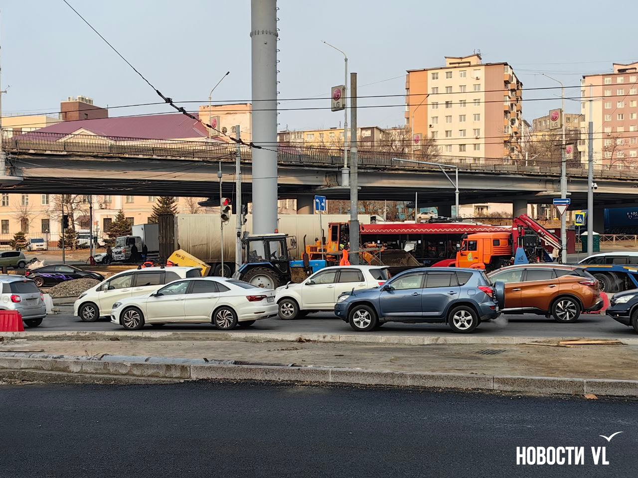 Новая схема движения на перекрёстке Русской и проспекта 100-леття Владивостока «сломала» водителей и сотрудников ГИБДД Новая схема движения на перекрёстке Русской и проспекта 100-леття Владивостока «сломала» водителей и сотрудников ГИБДД
