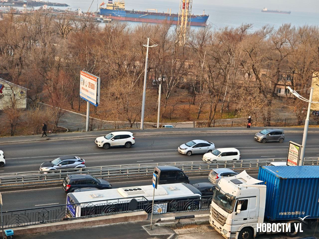 Сегодня ночью на Молодёжной легковушка «улетела» с дороги