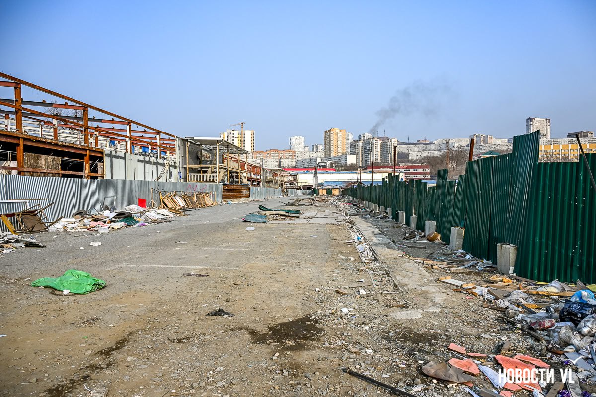 Спортивный рынок во Владивостоке превратился в пустыри с открытым доступом в заброшенные торговые центры Спортивный рынок во Владивостоке превратился в пустыри с открытым доступом в заброшенные торговые центры