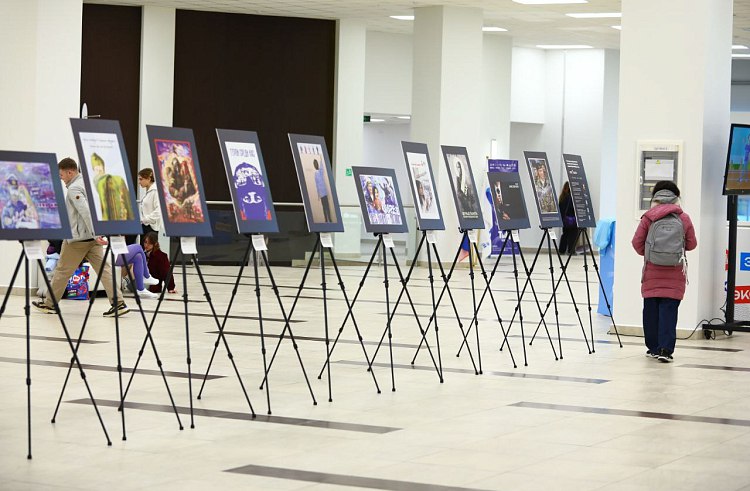 В Дальневосточном федеральном университете открылась выставка плакатов «Время смыслов», посвящённая памяти Героя России Сергея Ефремова