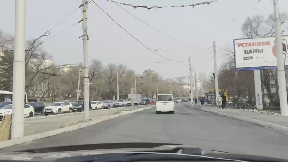 Как проехать перекресток улицы Русской и проспекта 100-летия Владивостока по новой схеме сейчас, когда работы по реконструкции ещё не завершены, смотрите в видео