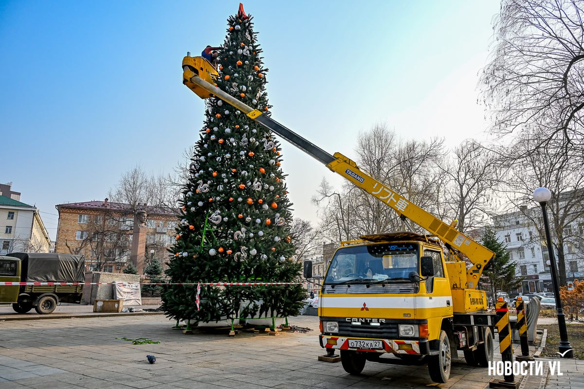 По городу тоже начали устанавливать новогодние ёлки По городу тоже начали устанавливать новогодние ёлки