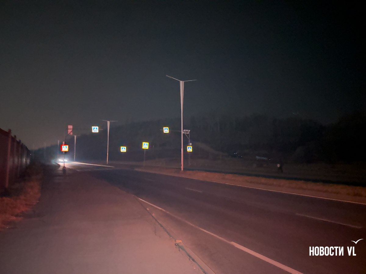 Уже месяц дорога вдоль ДВФУ по ночам погружается во тьму из-за замены кабеля Уже месяц дорога вдоль ДВФУ по ночам погружается во тьму из-за замены кабеля