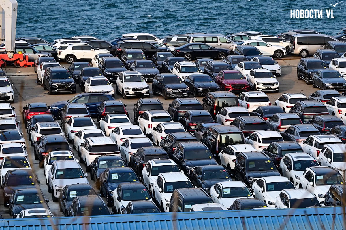 Площадки порта Владивостока забиты автомобилями – до 10 декабря их обещают оформлять по старым ставкам утильсбора Площадки порта Владивостока забиты автомобилями – до 10 декабря их обещают оформлять по старым ставкам утильсбора