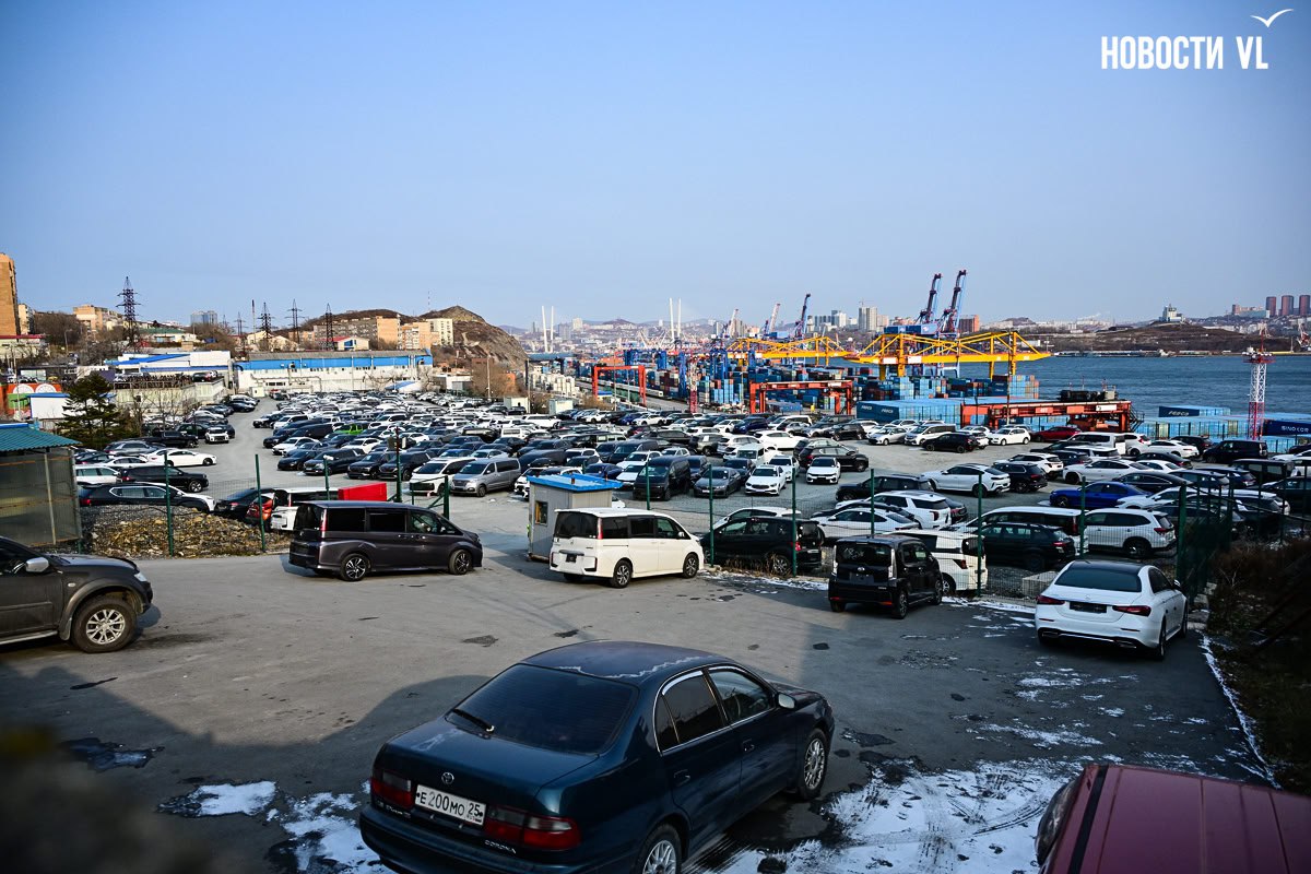 Площадки порта Владивостока забиты автомобилями – до 10 декабря их обещают оформлять по старым ставкам утильсбора Площадки порта Владивостока забиты автомобилями – до 10 декабря их обещают оформлять по старым ставкам утильсбора