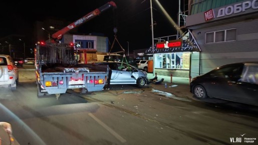 Перевернувшуюся малолитражку убирают с Третьей Рабочей эвакуатором