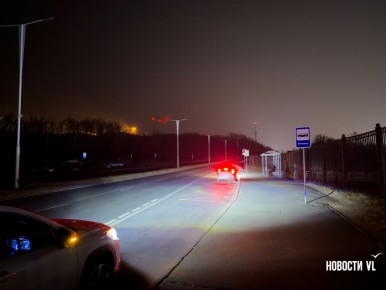 Уже месяц дорога вдоль ДВФУ по ночам погружается во тьму из-за замены кабеля