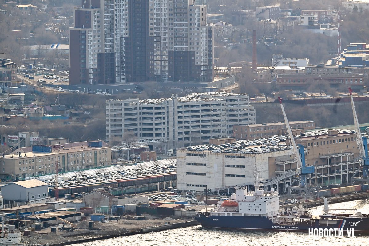 Площадки порта Владивостока забиты автомобилями – до 10 декабря их обещают оформлять по старым ставкам утильсбора Площадки порта Владивостока забиты автомобилями – до 10 декабря их обещают оформлять по старым ставкам утильсбора