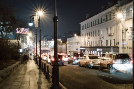 Специалисты производственного предприятия «Владсвет» МУПВ «ВПЭС» приступили к монтажу новогодней иллюминации во Владивостоке