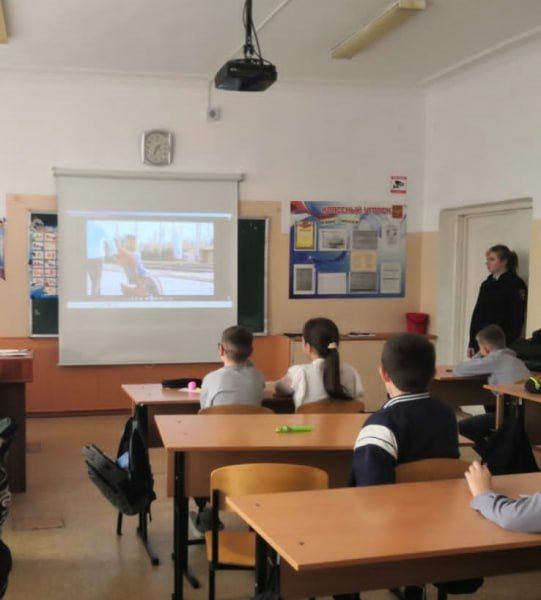 Уссурийские транспортные полицейские поговорили со школьниками о безопасности на объектах железнодорожного транспорта