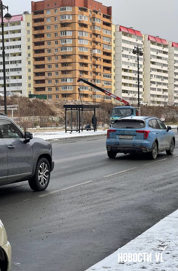 На Адмирала Горшкова начали устанавливать остановочные павильоны