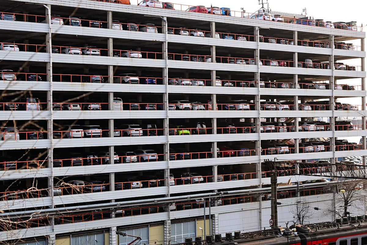 Площадки порта Владивостока забиты автомобилями – до 10 декабря их обещают оформлять по старым ставкам утильсбора Площадки порта Владивостока забиты автомобилями – до 10 декабря их обещают оформлять по старым ставкам утильсбора