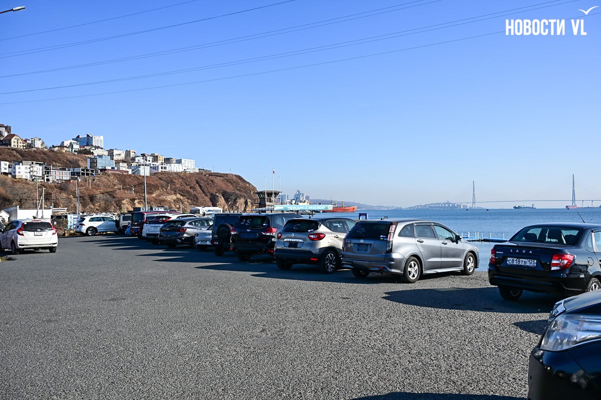Прибывшие морем иномарки захватывают улицы Владивостока, начиная с Токаревского маяка