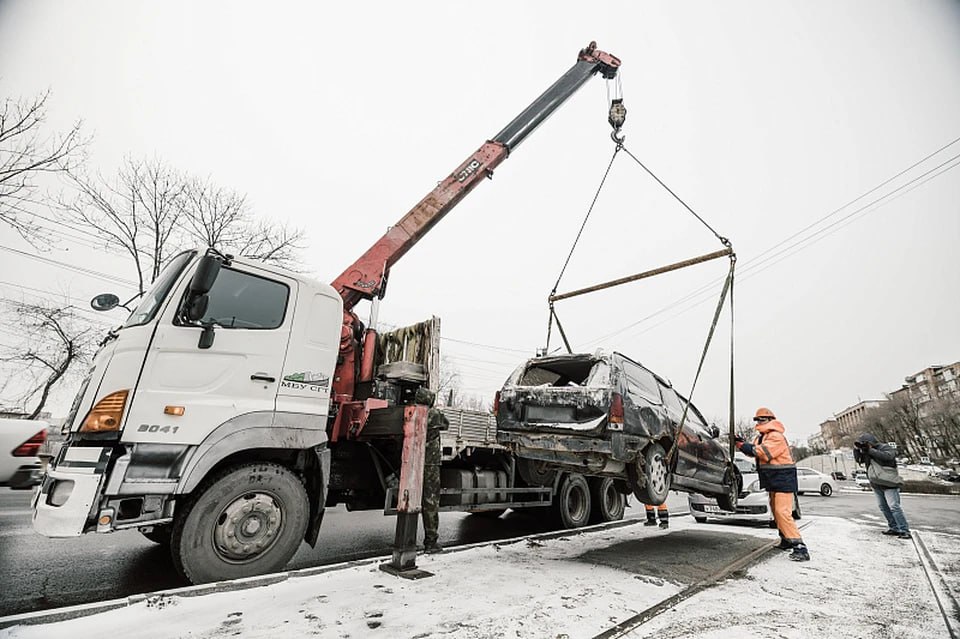 Во Владивостоке с начала сезона на спецстоянку отправили 35 брошенных автомобилей