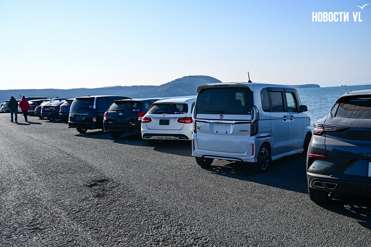 Прибывшие морем иномарки захватывают улицы Владивостока, начиная с Токаревского маяка Прибывшие морем иномарки захватывают улицы Владивостока, начиная с Токаревского маяка