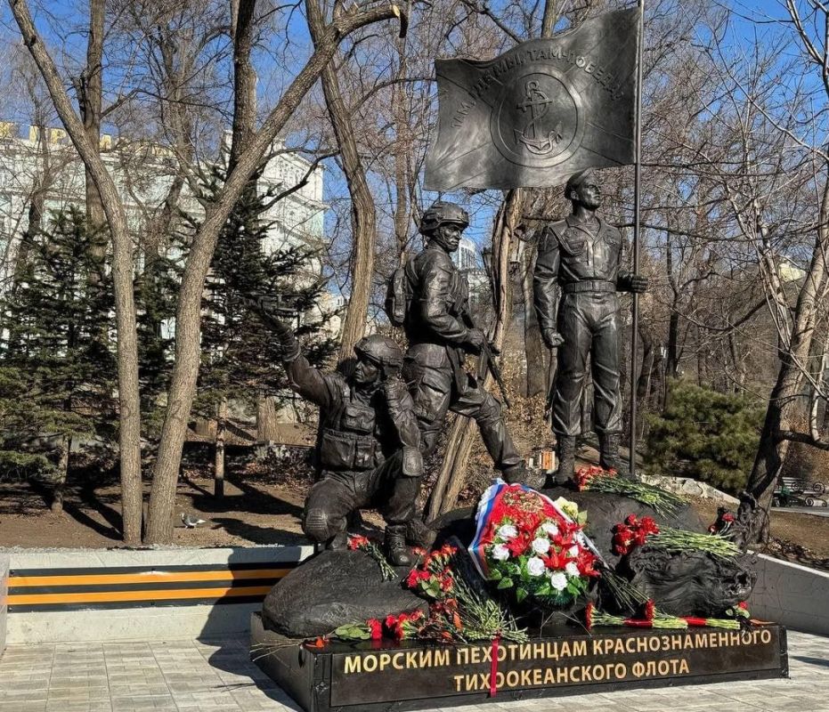 1 Во Владивостоке открыли памятник морским пехотинцам Тихоокеанского флота