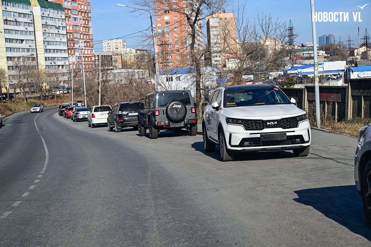 Прибывшие морем иномарки захватывают улицы Владивостока, начиная с Токаревского маяка Прибывшие морем иномарки захватывают улицы Владивостока, начиная с Токаревского маяка