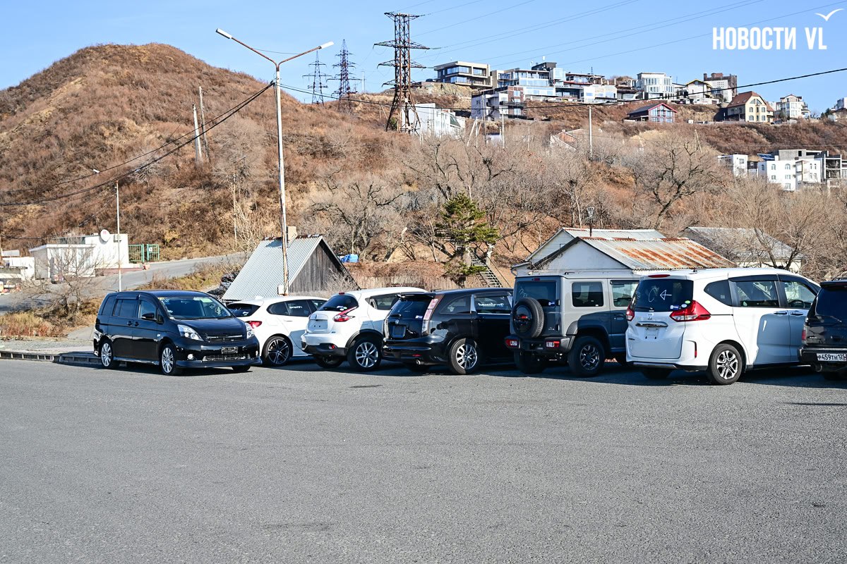 Прибывшие морем иномарки захватывают улицы Владивостока, начиная с Токаревского маяка Прибывшие морем иномарки захватывают улицы Владивостока, начиная с Токаревского маяка