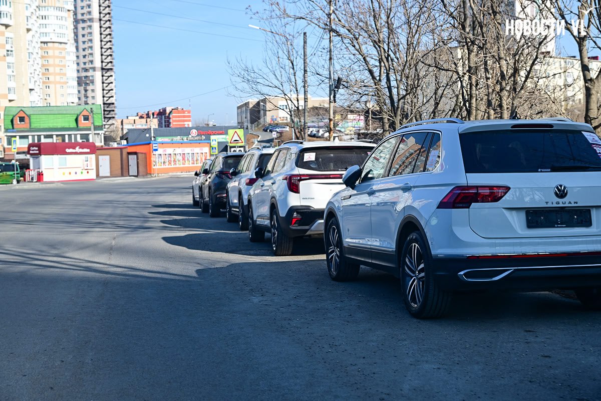 Прибывшие морем иномарки захватывают улицы Владивостока, начиная с Токаревского маяка Прибывшие морем иномарки захватывают улицы Владивостока, начиная с Токаревского маяка