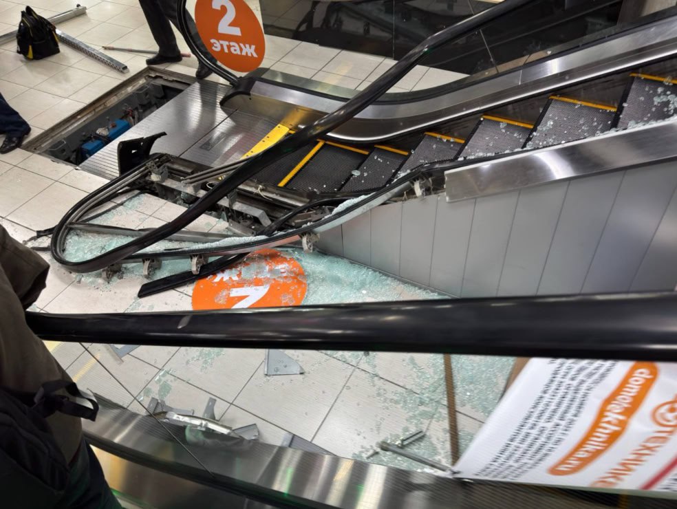 Эскалатор зажевал руку маленькой девочки в ТЦ в Приморском крае Эскалатор зажевал руку маленькой девочки в ТЦ в Приморском крае