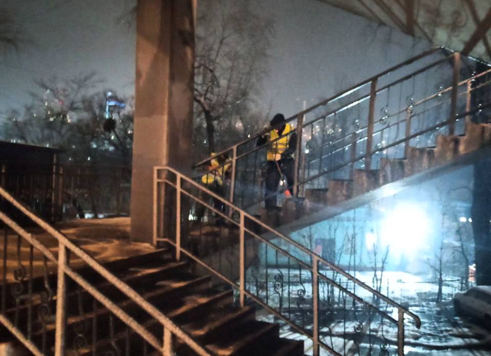 Дорожная служба «Содержание городских территорий» приступила к ручной уборке тротуаров и надземных пешеходных переходов Дорожная служба «Содержание городских территорий» приступила к ручной уборке тротуаров и надземных пешеходных переходов