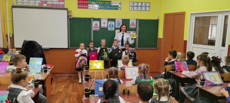 В Уссурийске сотрудники Госавтоинспекции напомнили школьникам о важности использования светоотражающих элементов на одежде В Уссурийске сотрудники Госавтоинспекции напомнили школьникам о важности использования светоотражающих элементов на одежде